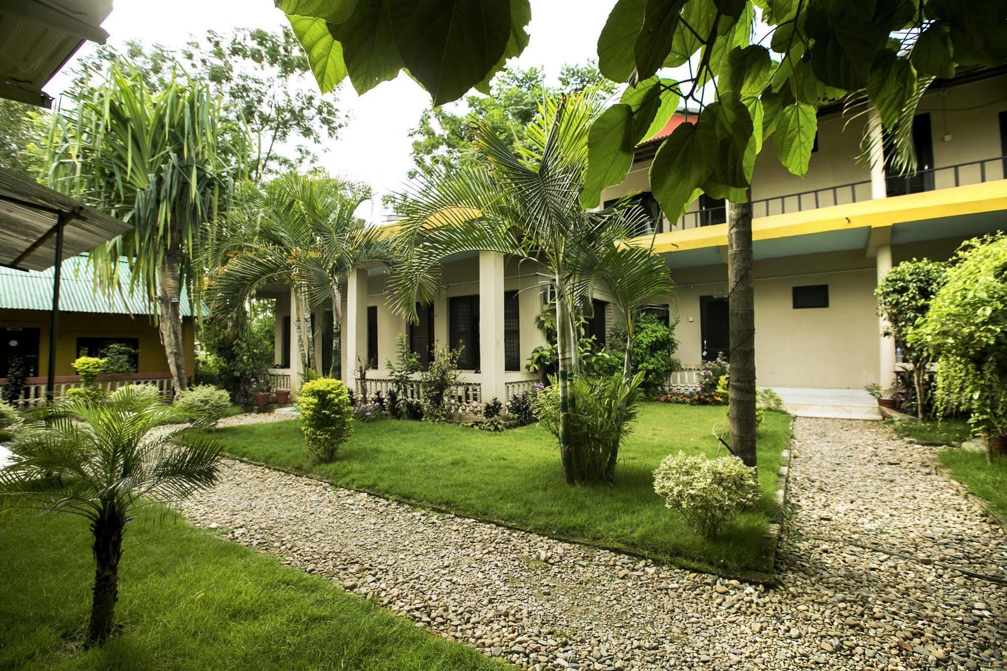 Sauraha Nana Hotel Exterior foto
